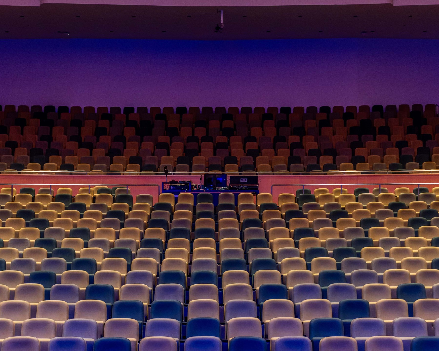 Nyrenoverade konsertstolar, ny belysning och teknik i Hammarskjöldsalen på JKK.