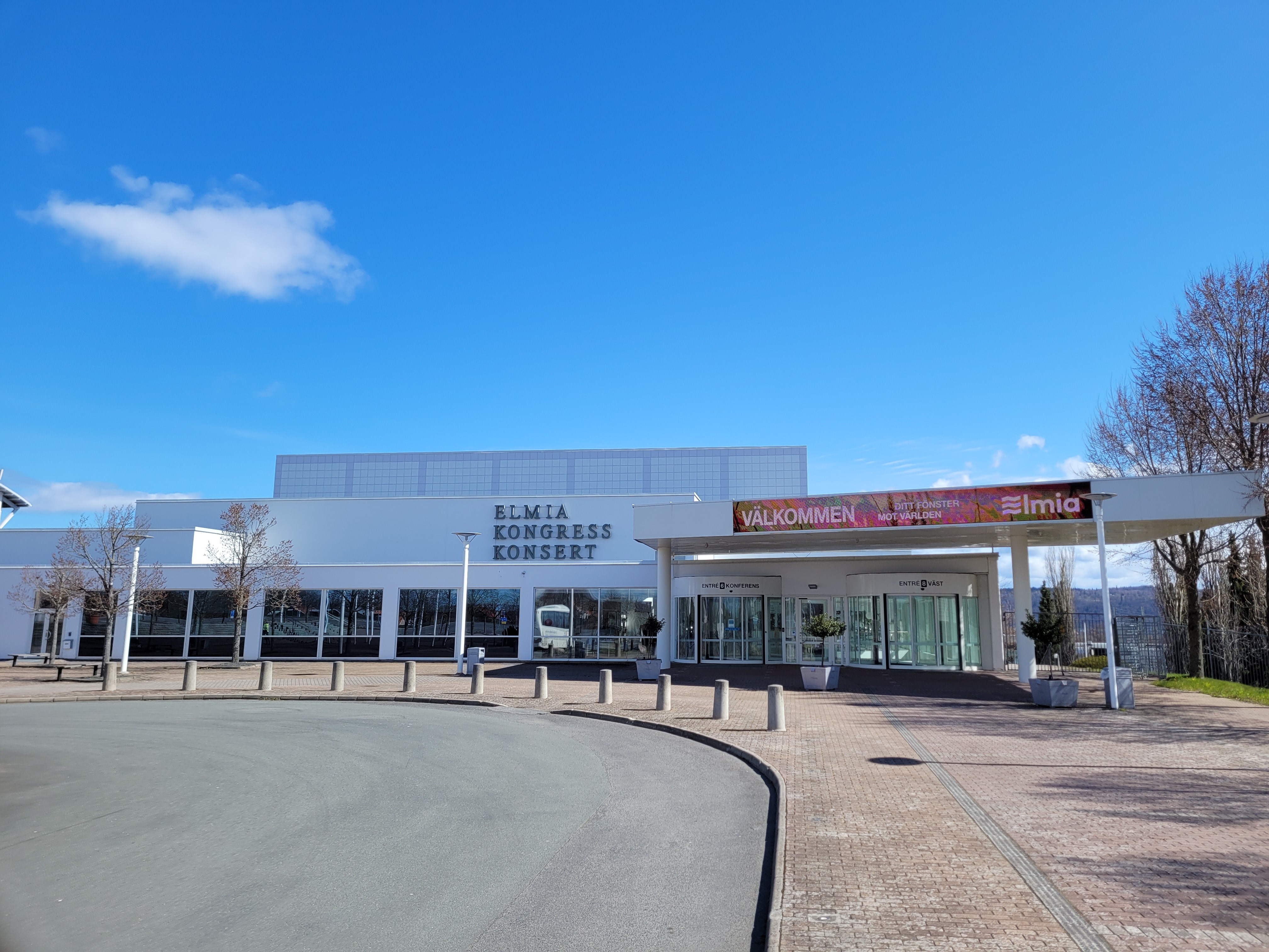 Jönköping Konsert och Kongress entré. Himmeln är blå och solen skiner.