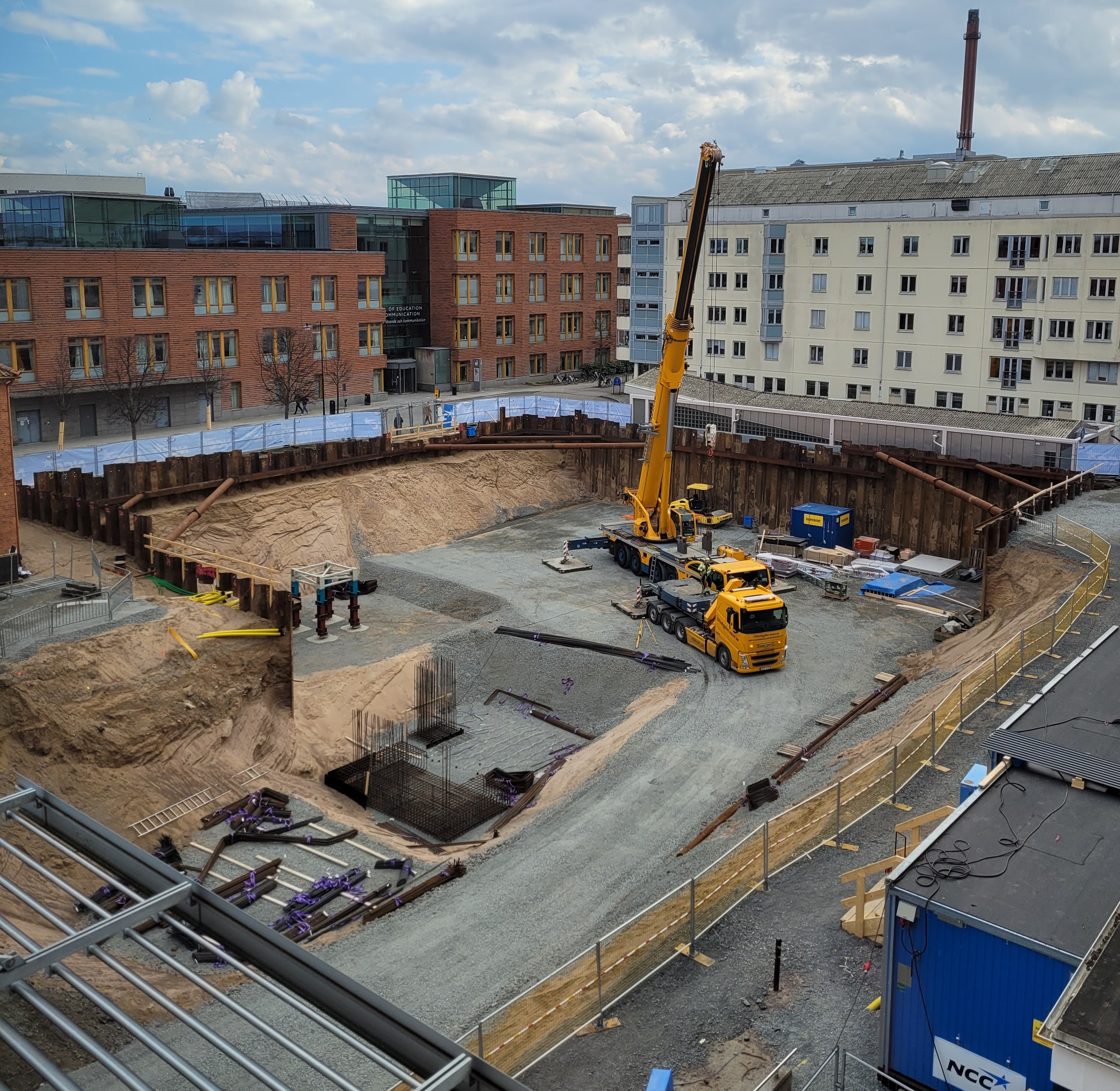 Byggarbetsplatsen sett från nuvarande Science Park House. En kranbil är på plats och man har börjat förbereda för hiss- och pumpgropar.