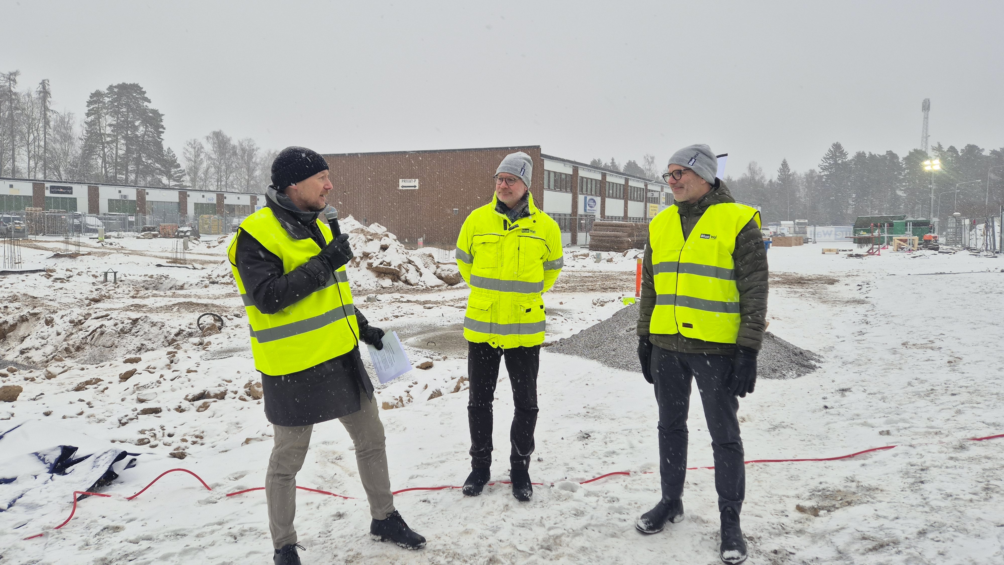 Kommunalråd Rikard Bunnvik, Mattias Carlsson vd Blue Wall & Magnus Olsson vd JKPG Fast.
