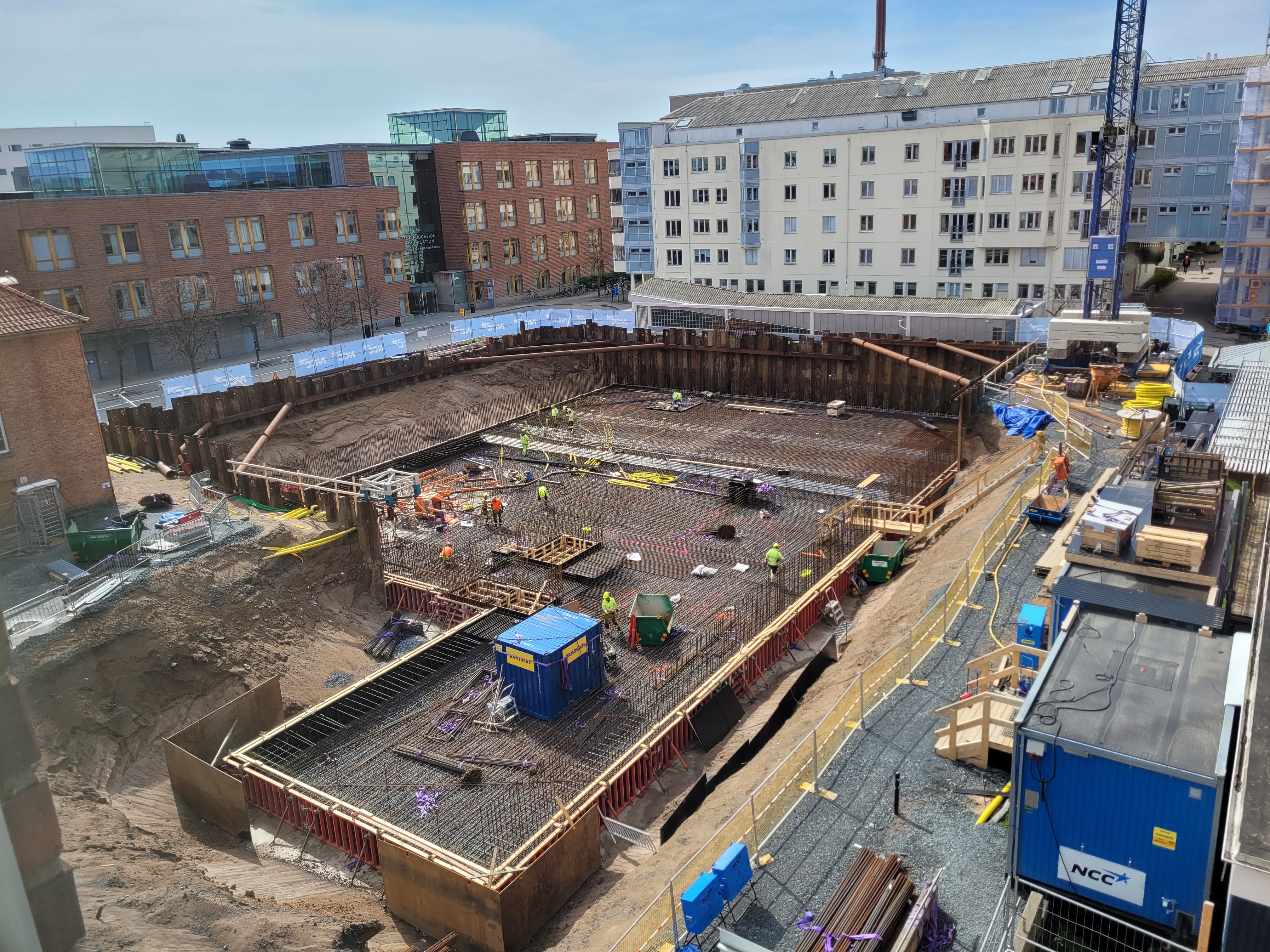 Byggarbetsplatsen sett från nuvarande Science Park House med bland annat högskolan i bakgrunden.