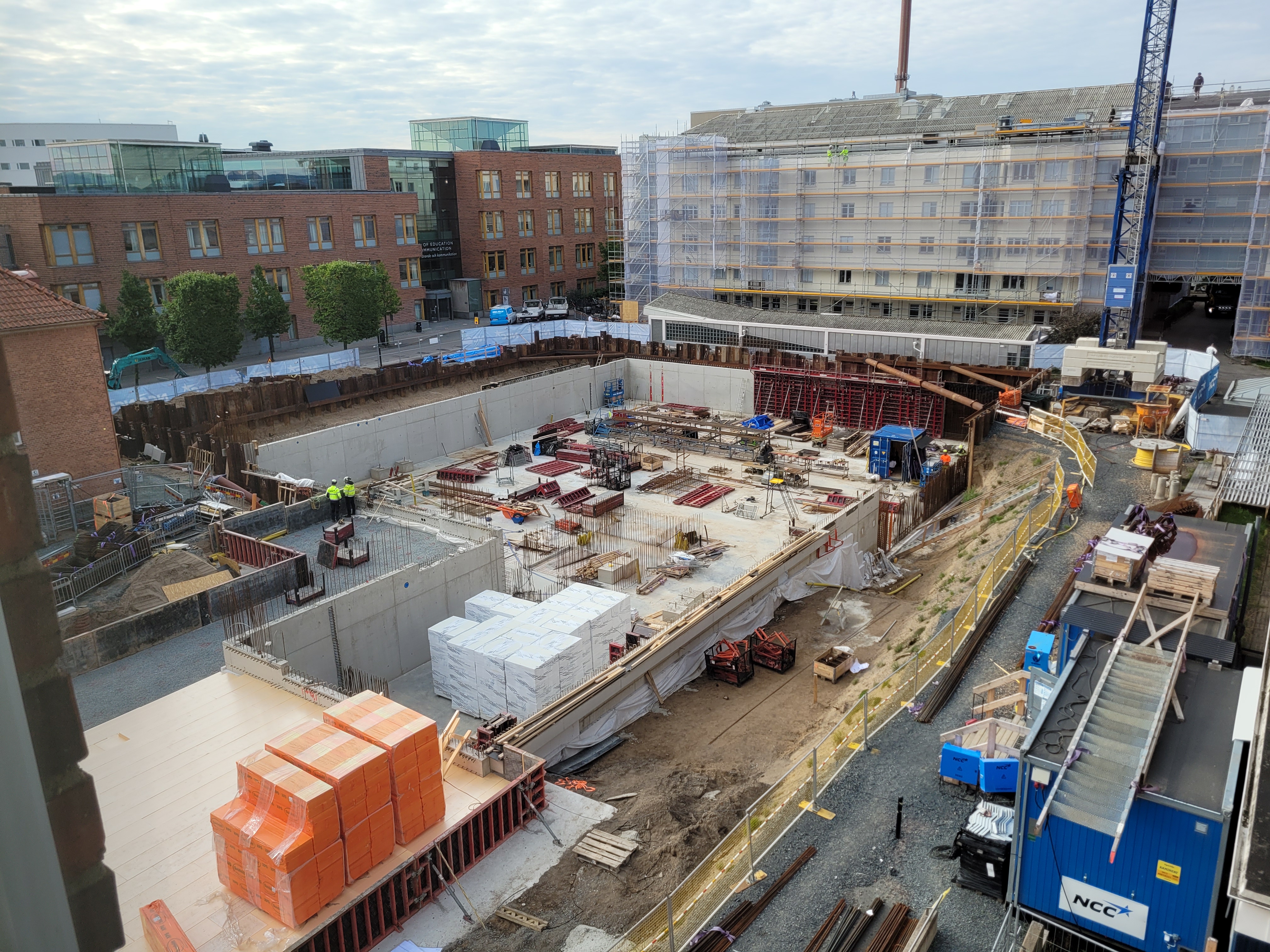 Byggarbetsplatsen sett från nuvarande Science Park. Markarbete samt gjutning pågår.
