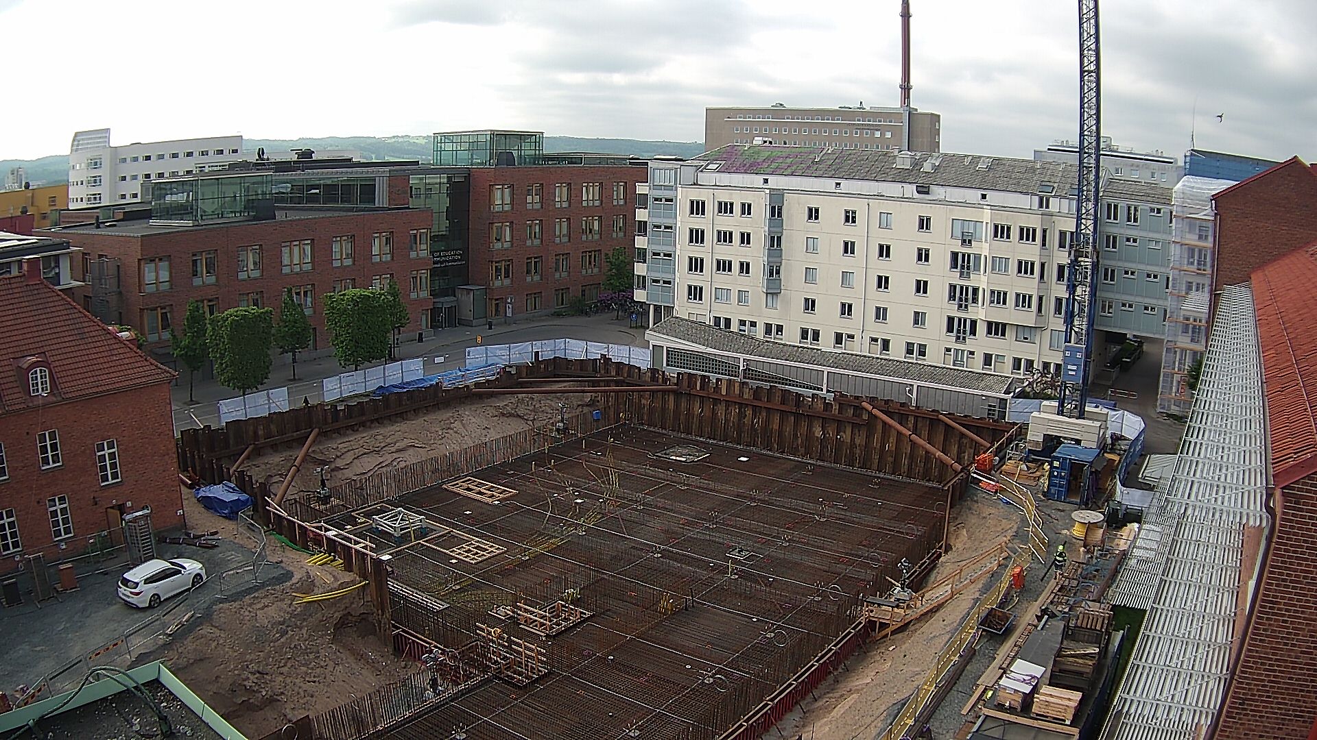 Byggarbetsplatsen sett från nuvarande Science Park House. Armeringsarbetet är snart färdigt och sedan påbörjas gjutning inom kort. I bakgrunden ser man högskolan.