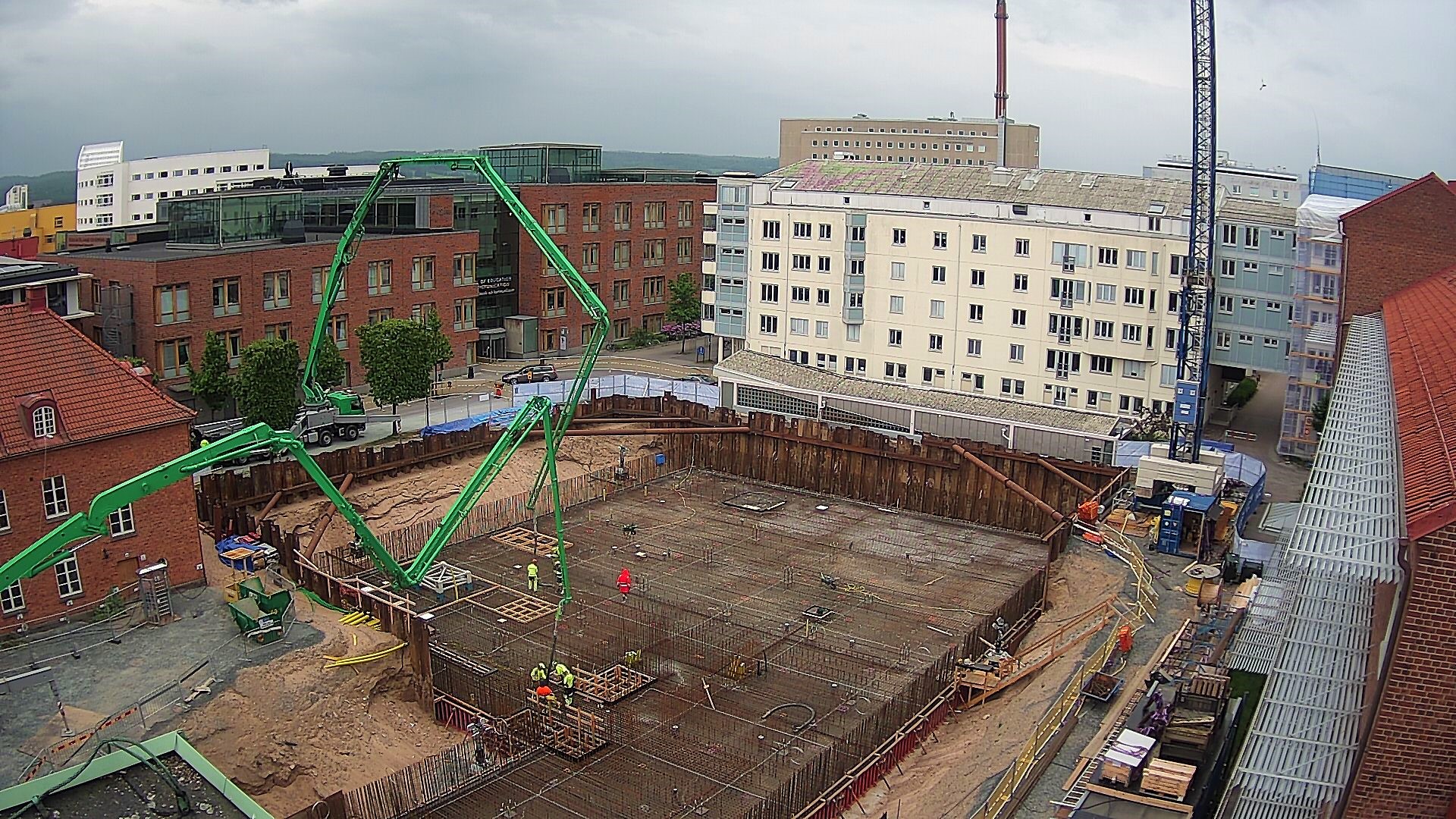 Byggarbetsplatsen sett från nuvarande Science Park House. Betongpumparna är på plats och man har påbörjat gjutning av bottenplattan.