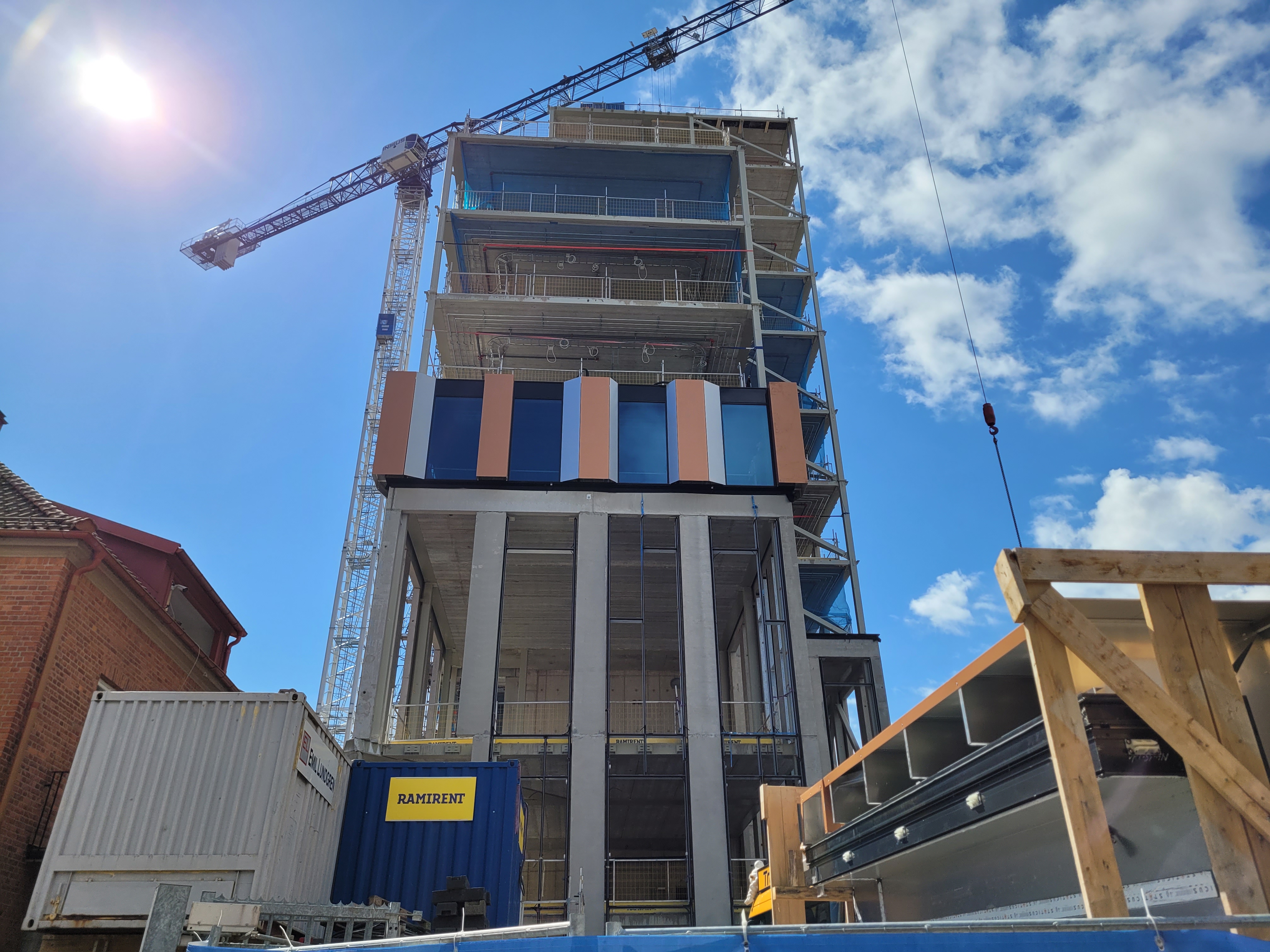 Science Park Towers sett från Gjuterigatan. Plåt har börjat monterats mellan glaspartierna.