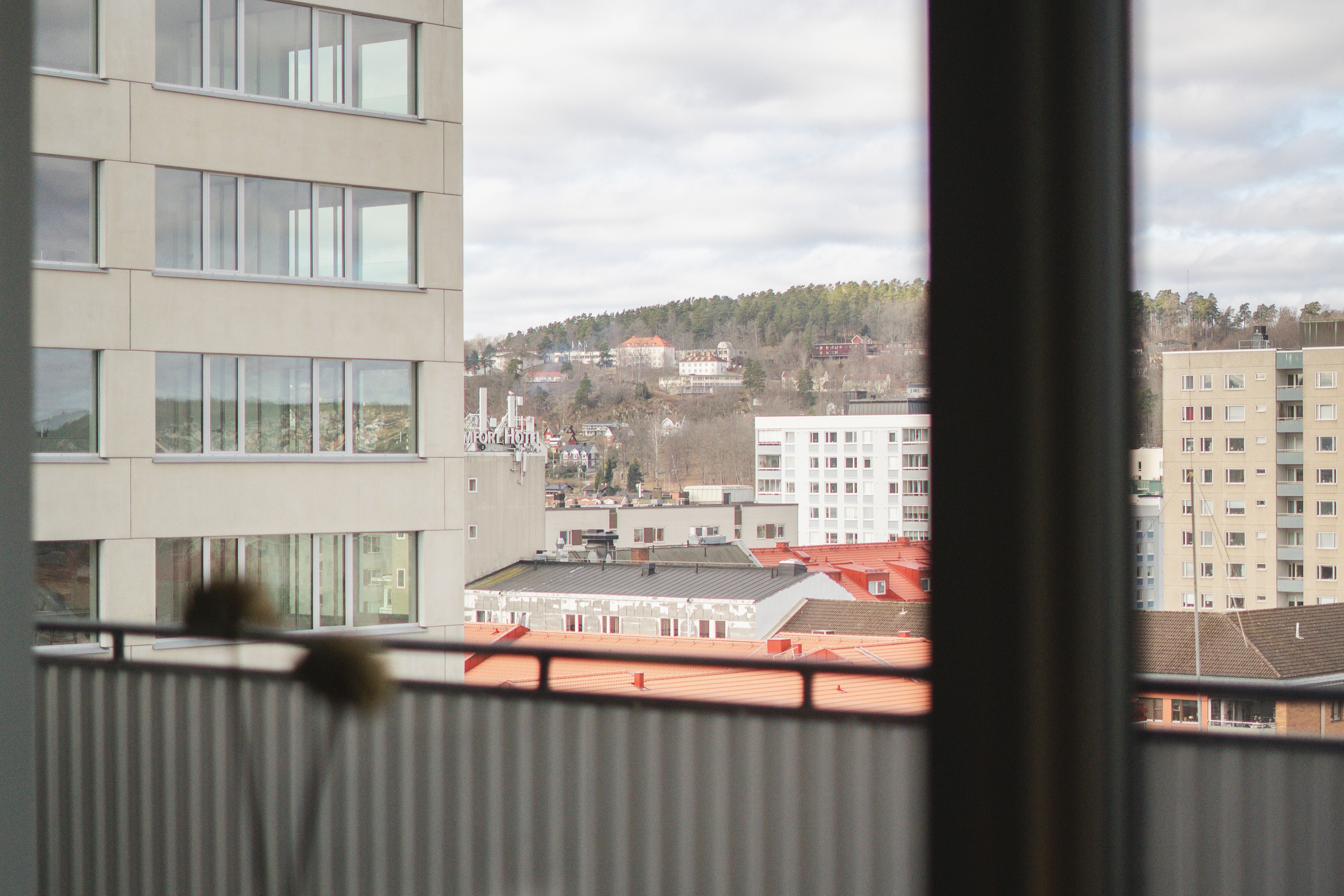 Balkong med utsikt över stan.