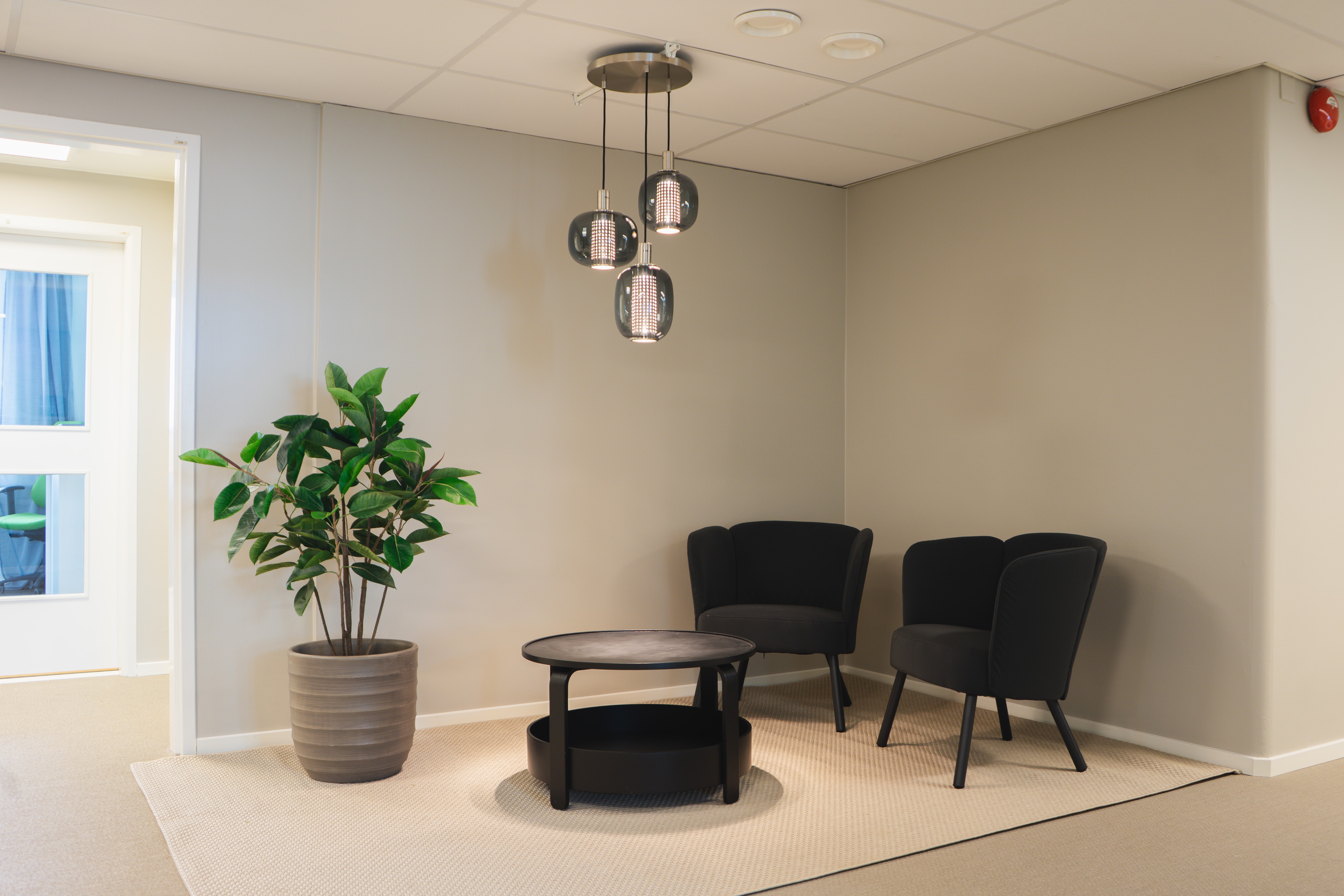 Loungegrupp i korridor i Science Park House.