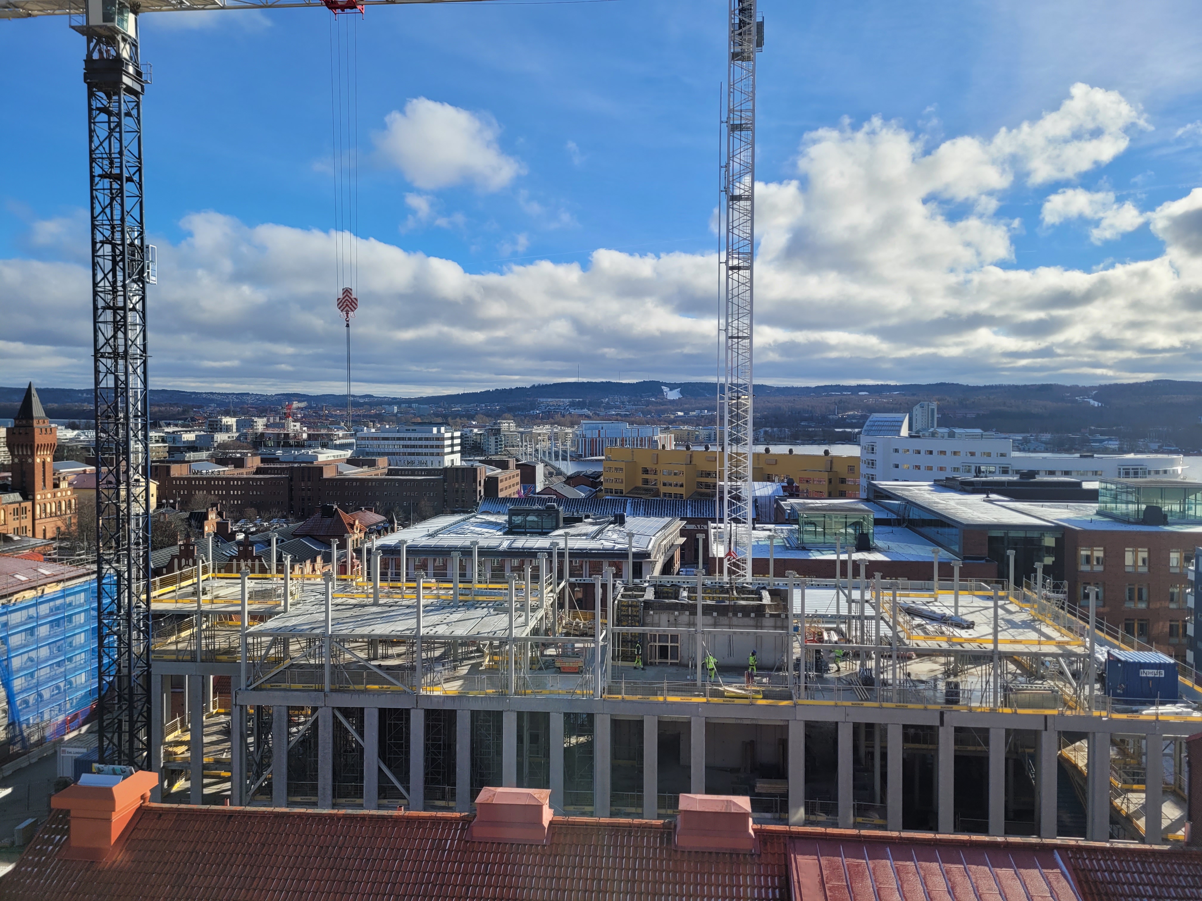 Byggarbetsplatsen sett ovanifrån Science Park House. Solen skiner och man har utsikt på området runt bygget.