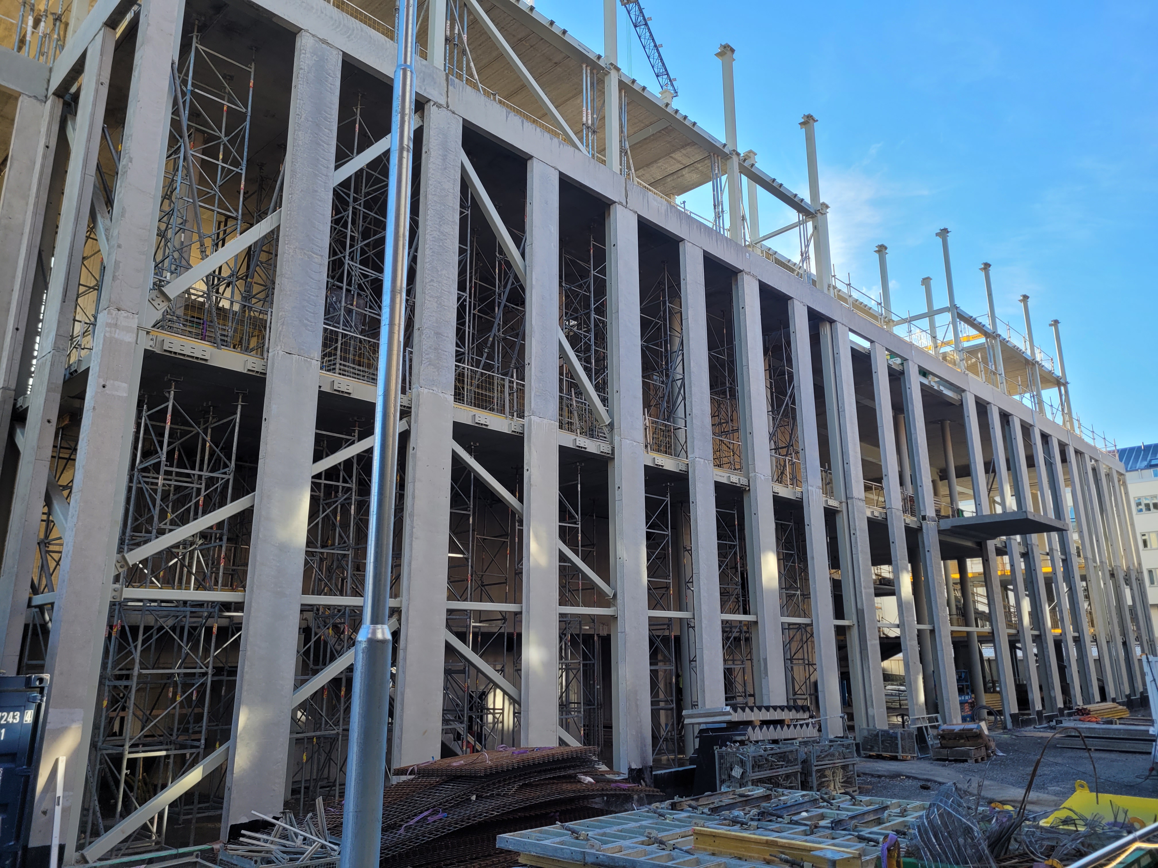 Fastigheten sett från markplan utanför Science Park House nuvarande huvudentré. Betongstommen är på plats och man börjar se fasaden ska se ut hur de stora fönsterpartierna.