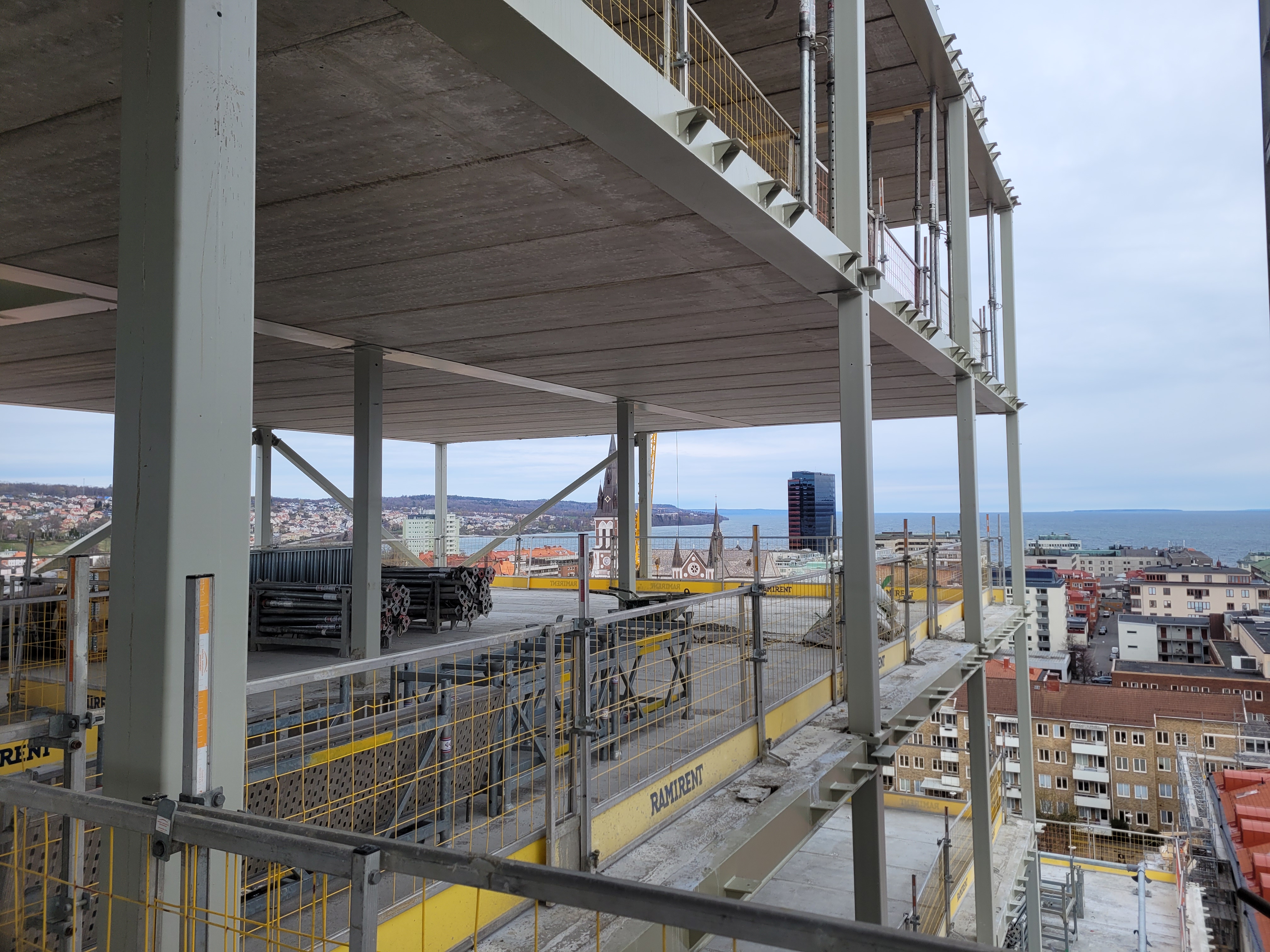 Del av Science Park Towers och utsikten norr ut mot Vättern sett från plan 10.