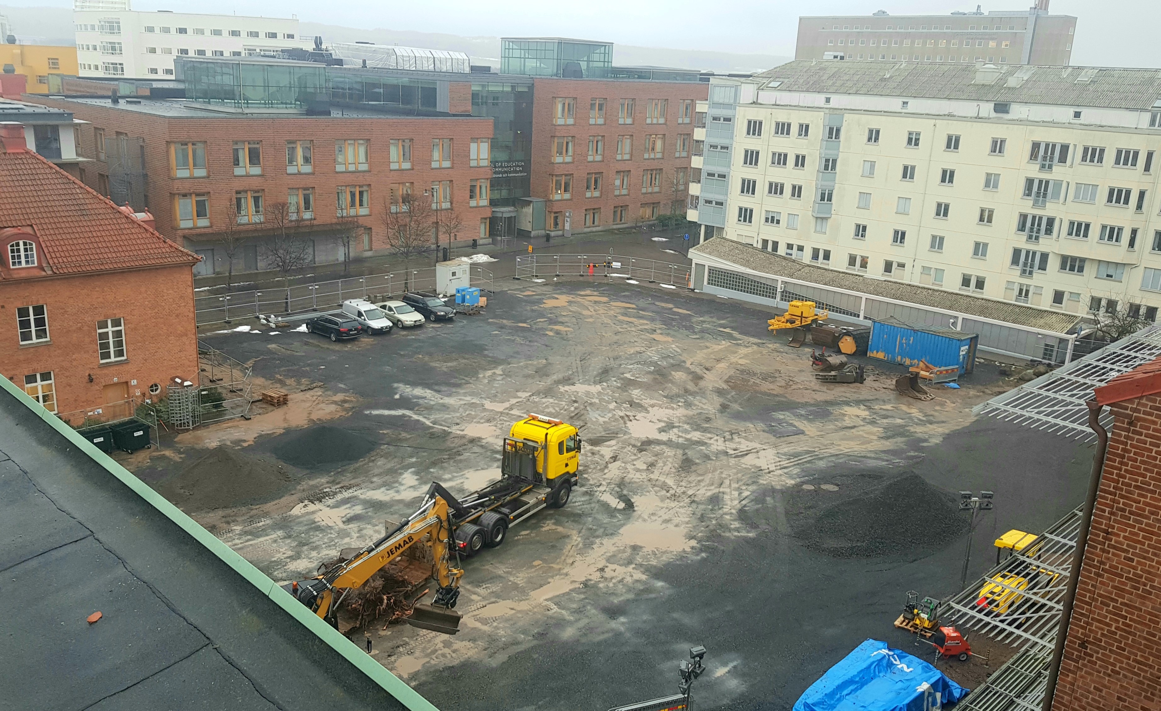 Byggarbetsplatsen med byggmaskiner som påbörjat markarbetet för Science Park Towers.
