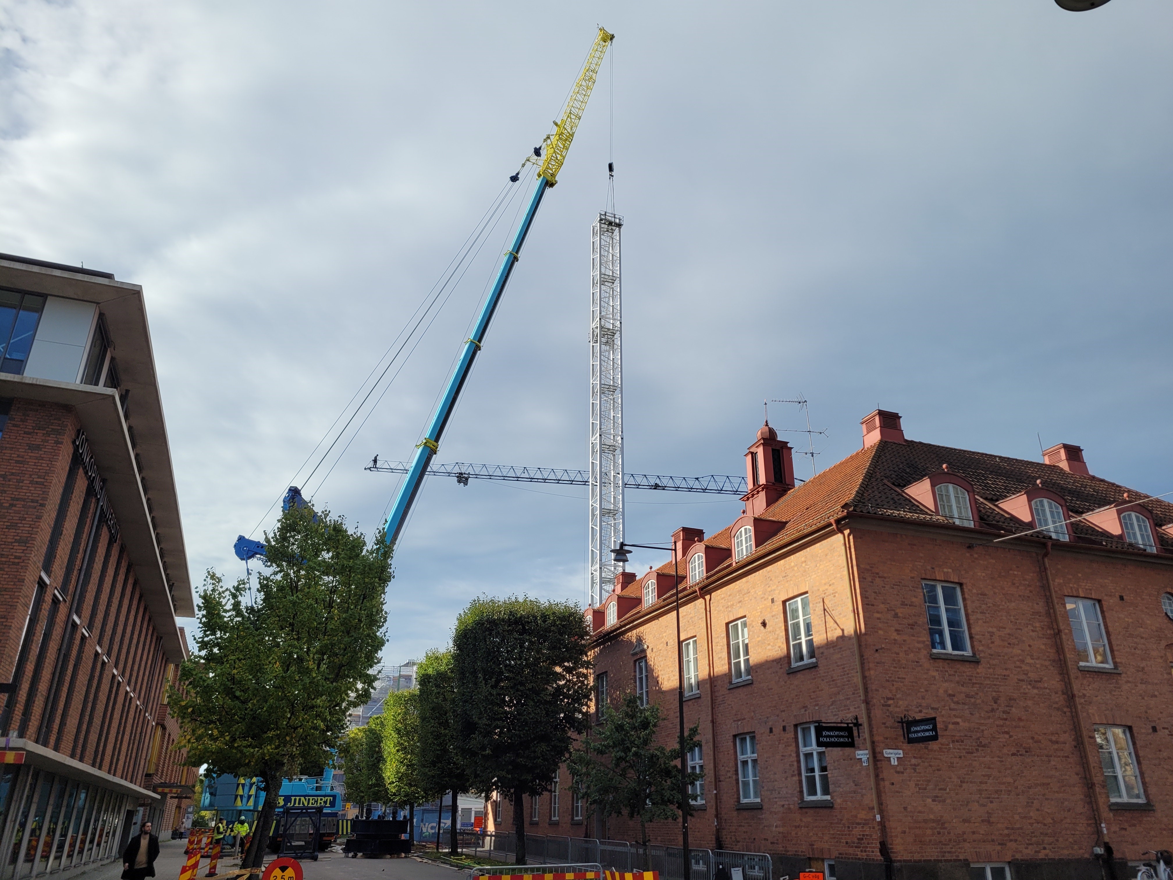 Stom kranen håller på att byggas ihop, sett från korsningen Barnarpsgatan-Gjuterigatan.