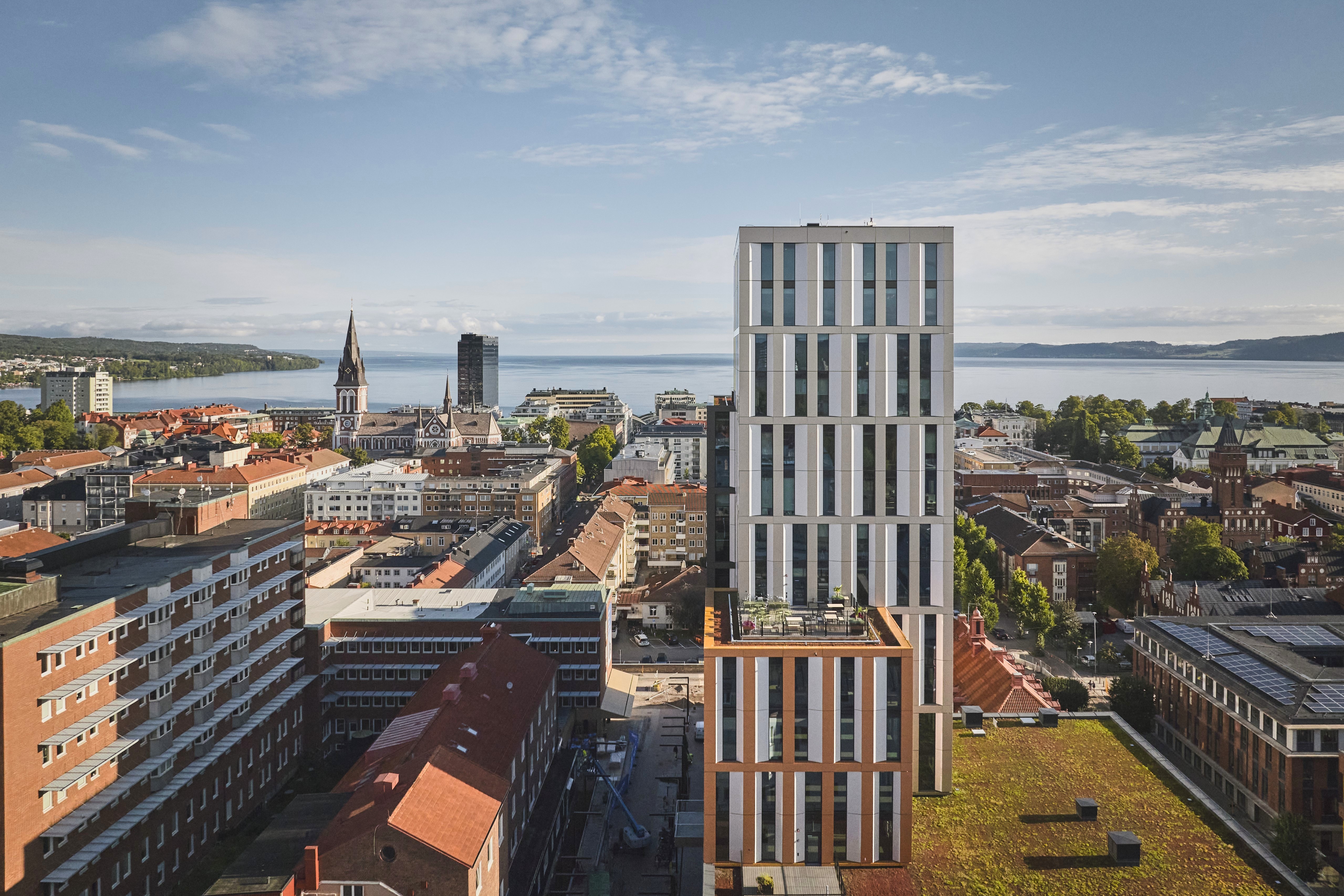 Bild över Jönköping och Science Park Towers med Vättern i bakgrunden.