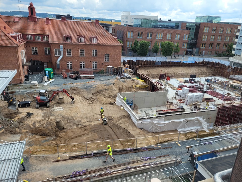 Byggarbetsplatsen sett från nuvarande Science Park House. En grävskopa är på plats och utför markarbeten.