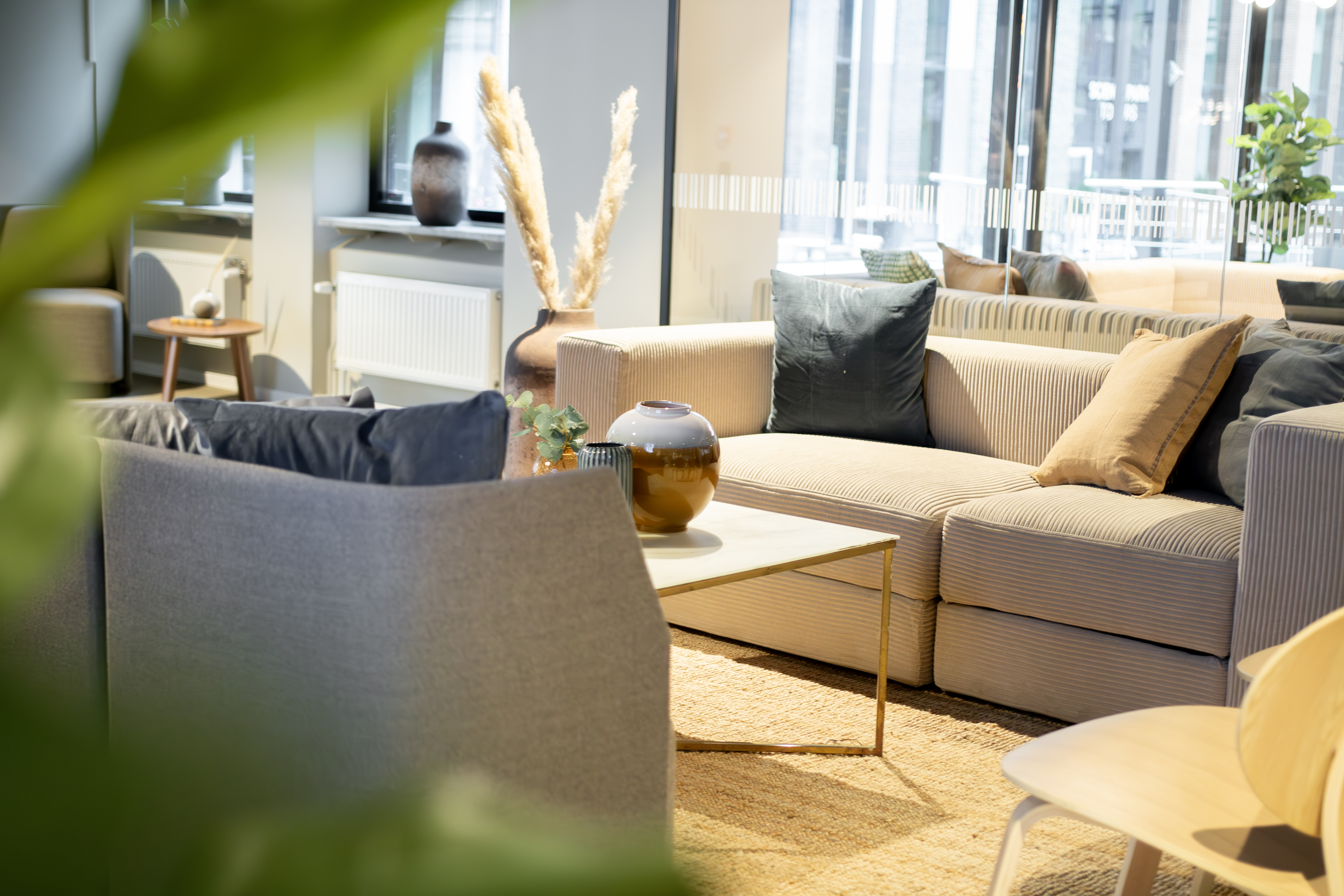 Soffgrupp i entrén till Science Park Workspace.