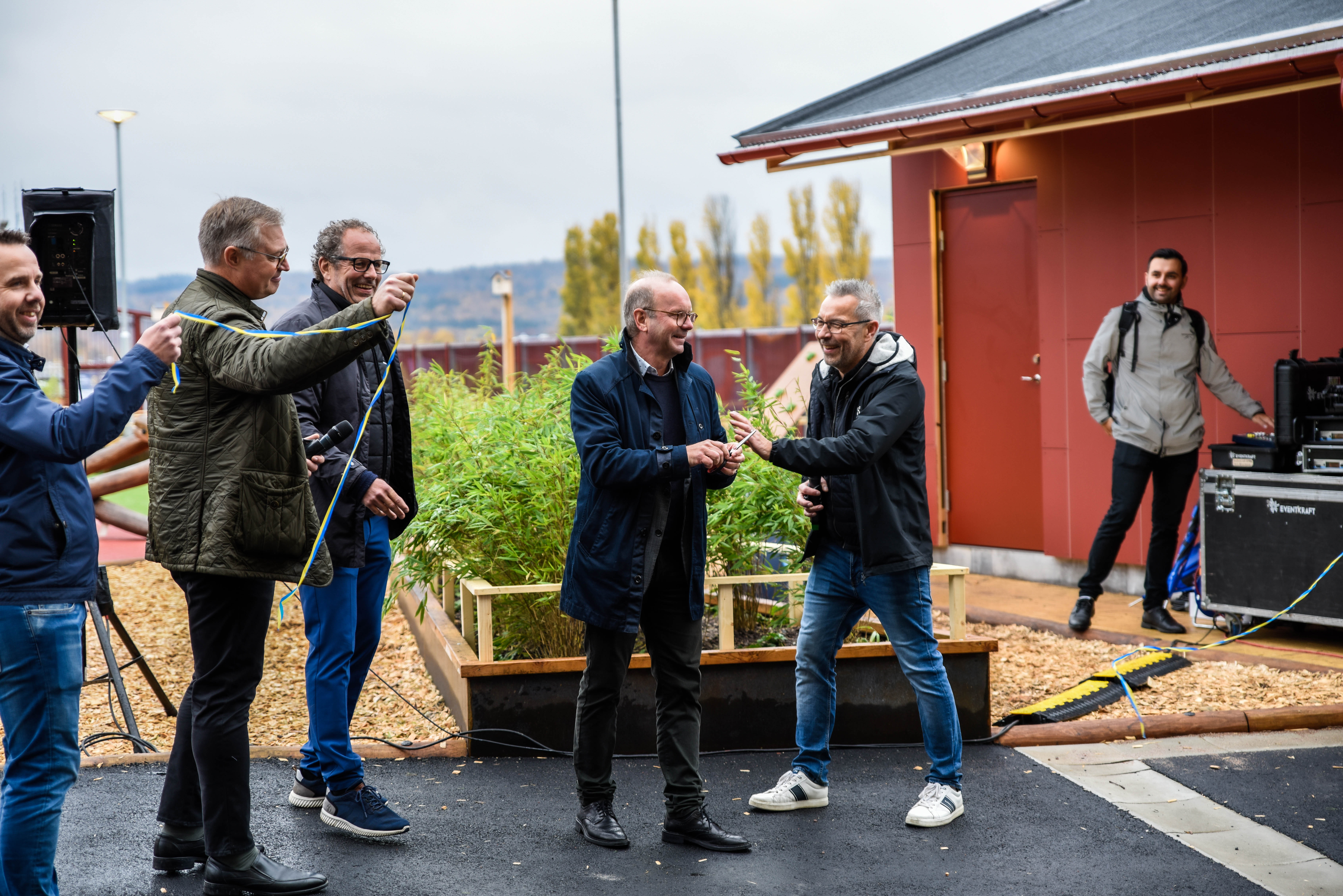 Bandklippning med Gärahovs bygg, Jönköpings kommun, JKPG Fast och Lidl.