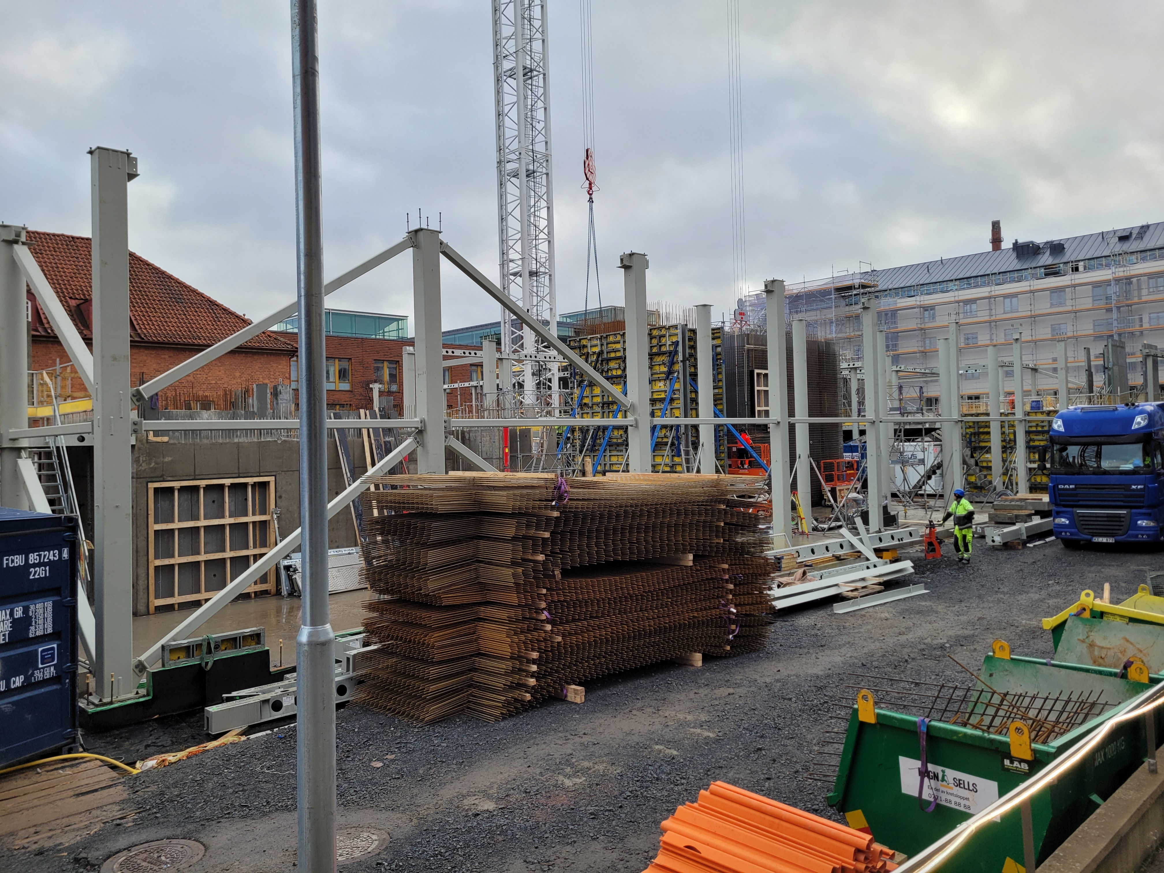 Byggarbetsplatsen 2021-11-24 sett från nuvarande huvudentrén till Science Park Towers.