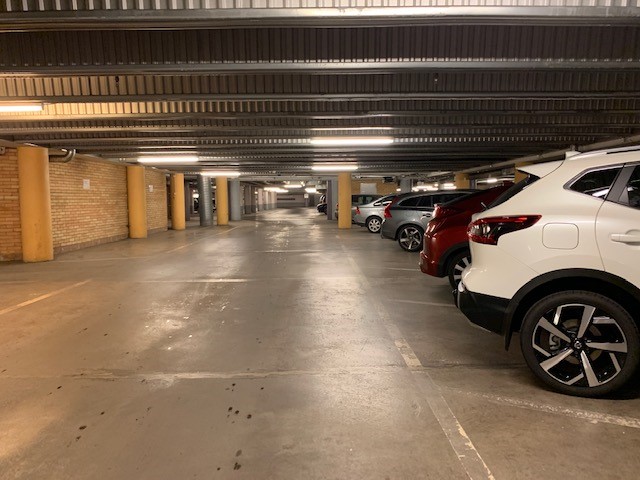 Parkerade bilar i garaget vid Science Park i Jönköping.