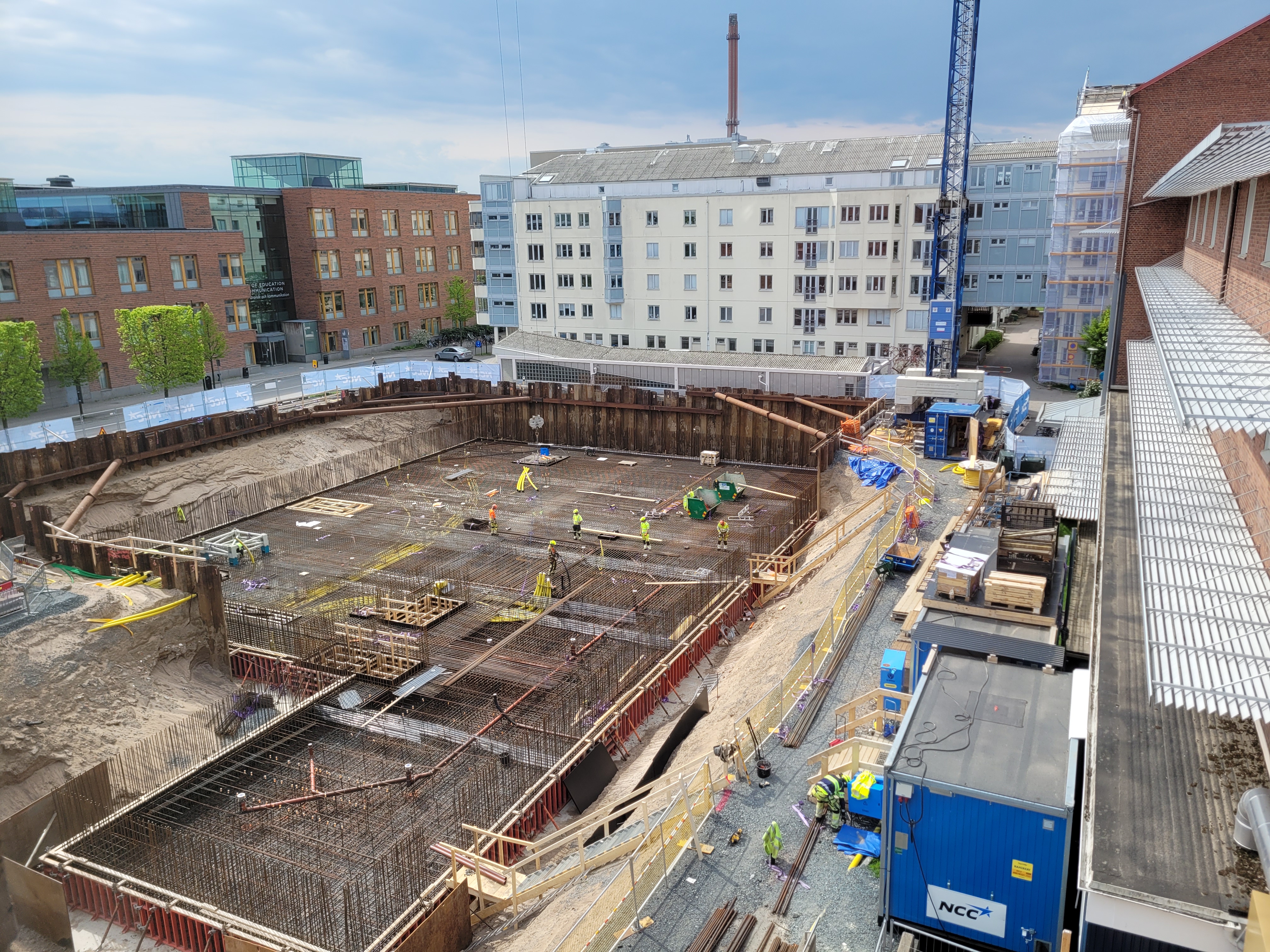 Byggarbetsplatsen sett från nuvarande Science Park House. Byggarbetare förbereder armeringsjärn inför gjutningen av bottenplatta.