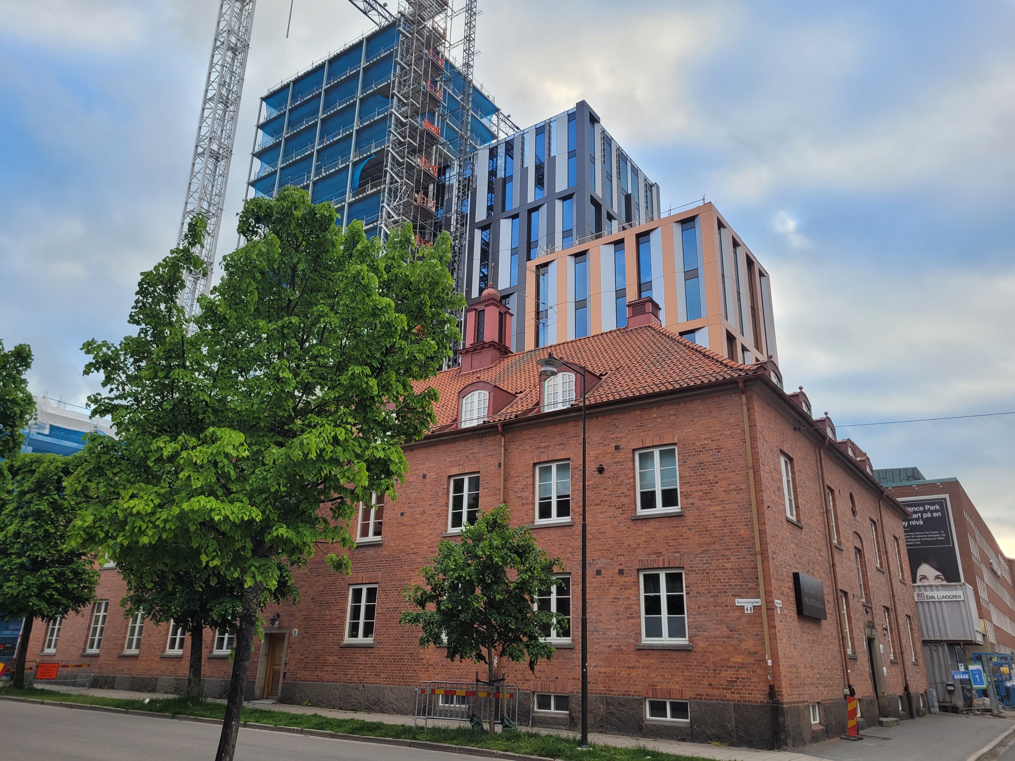 Science Park Towers sett från Barnarpsgatan med Folkhögskolan framför.