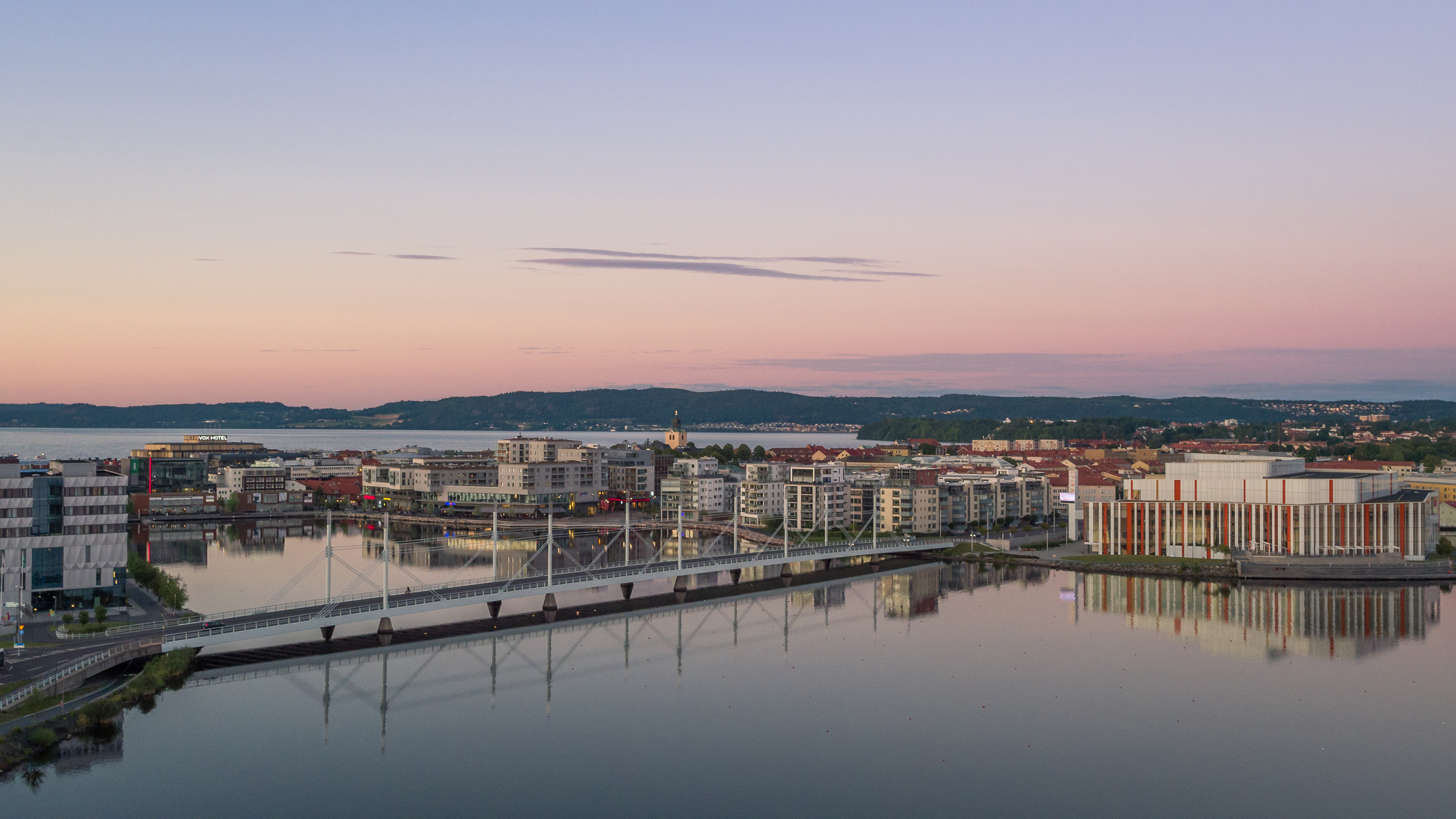 Bild över Jönköping, Munksjön och Vättern i solnedgång.