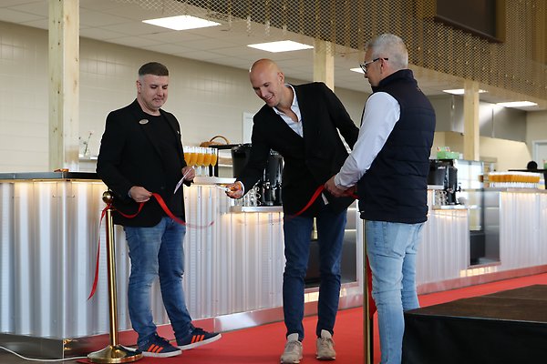 Bandklippning vid invigningen av det nya storköket.