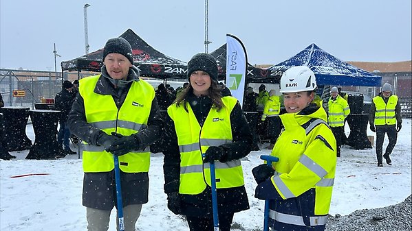 Kommunalråd Rikard Bunnvik, Tina Myrén JKPG Fast & Emma Mejving Blue Wall tog första spadtaget.